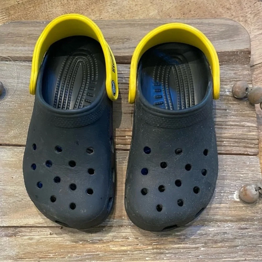 CROCS check emblem size